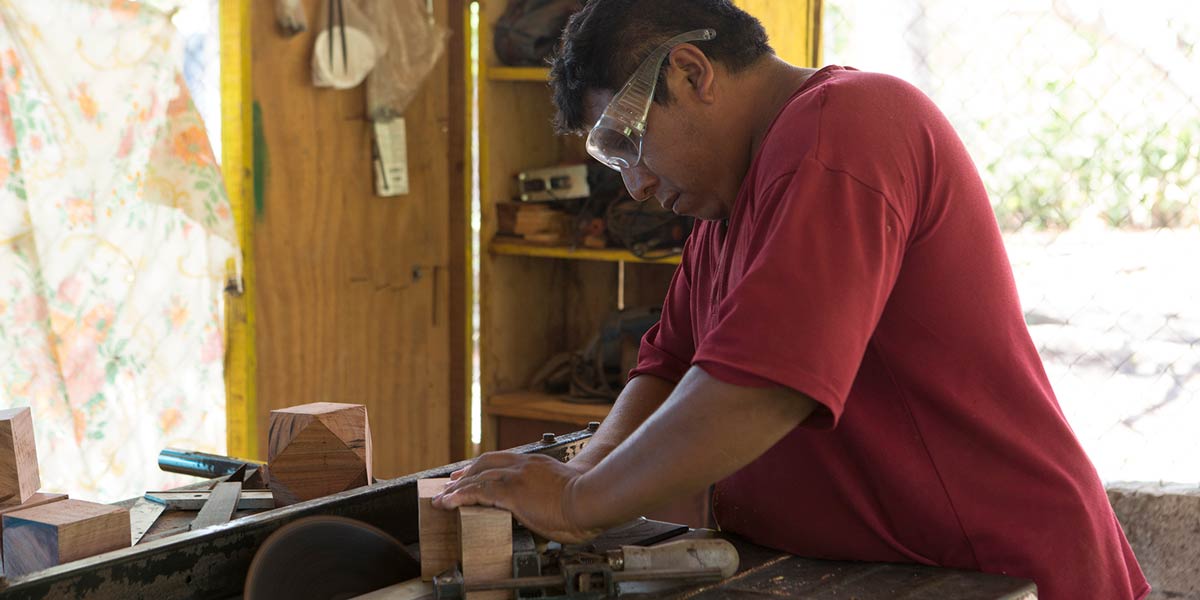 Taller colaborativo para crear objetos de madera recuperada fabricados por comunidades de Calakmul.